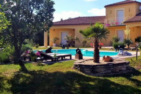 Villa cosy à Lalbenque avec piscine privée et terrasse